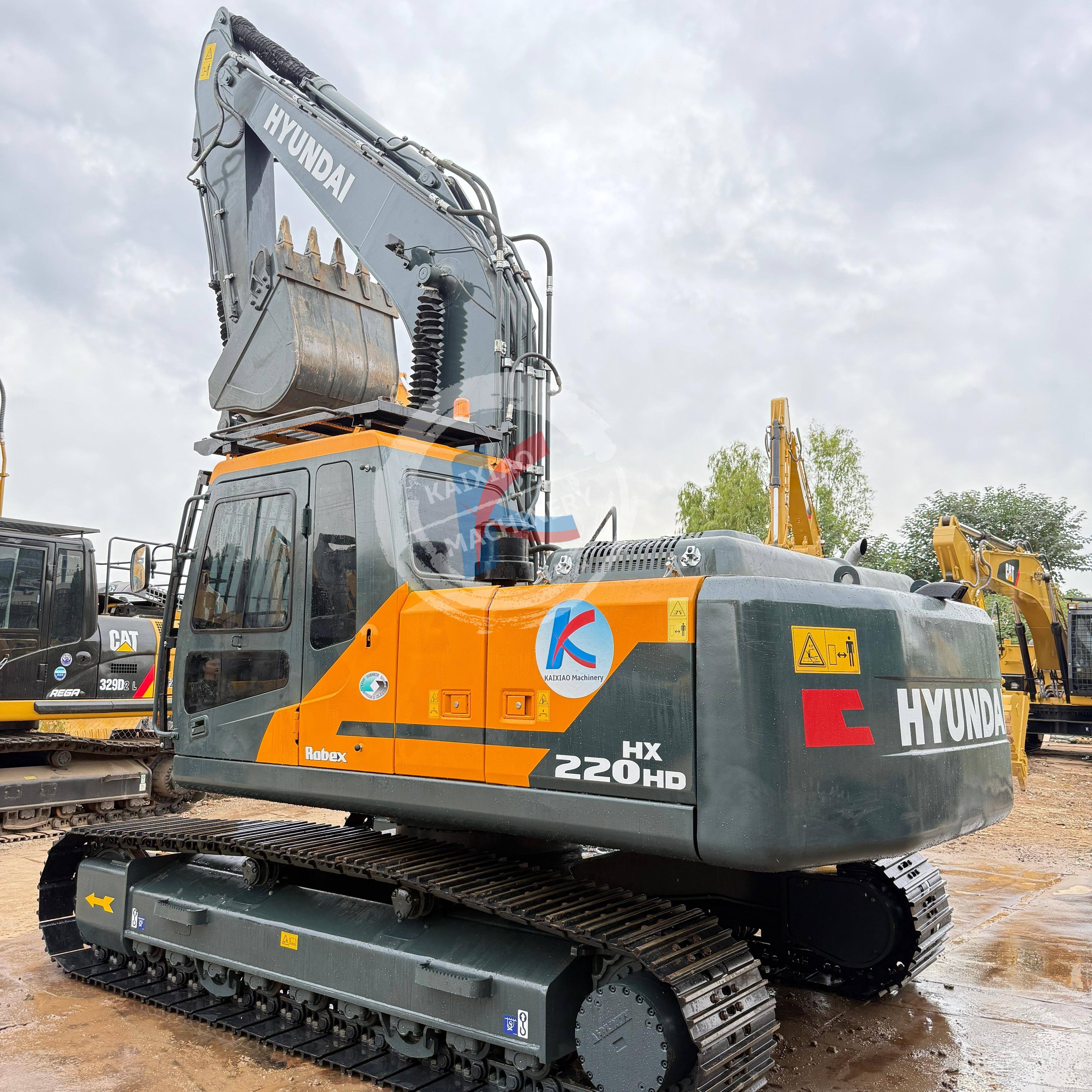 HYUNDAI HX220HD CUMMINS ENGINE EXCAVATOR