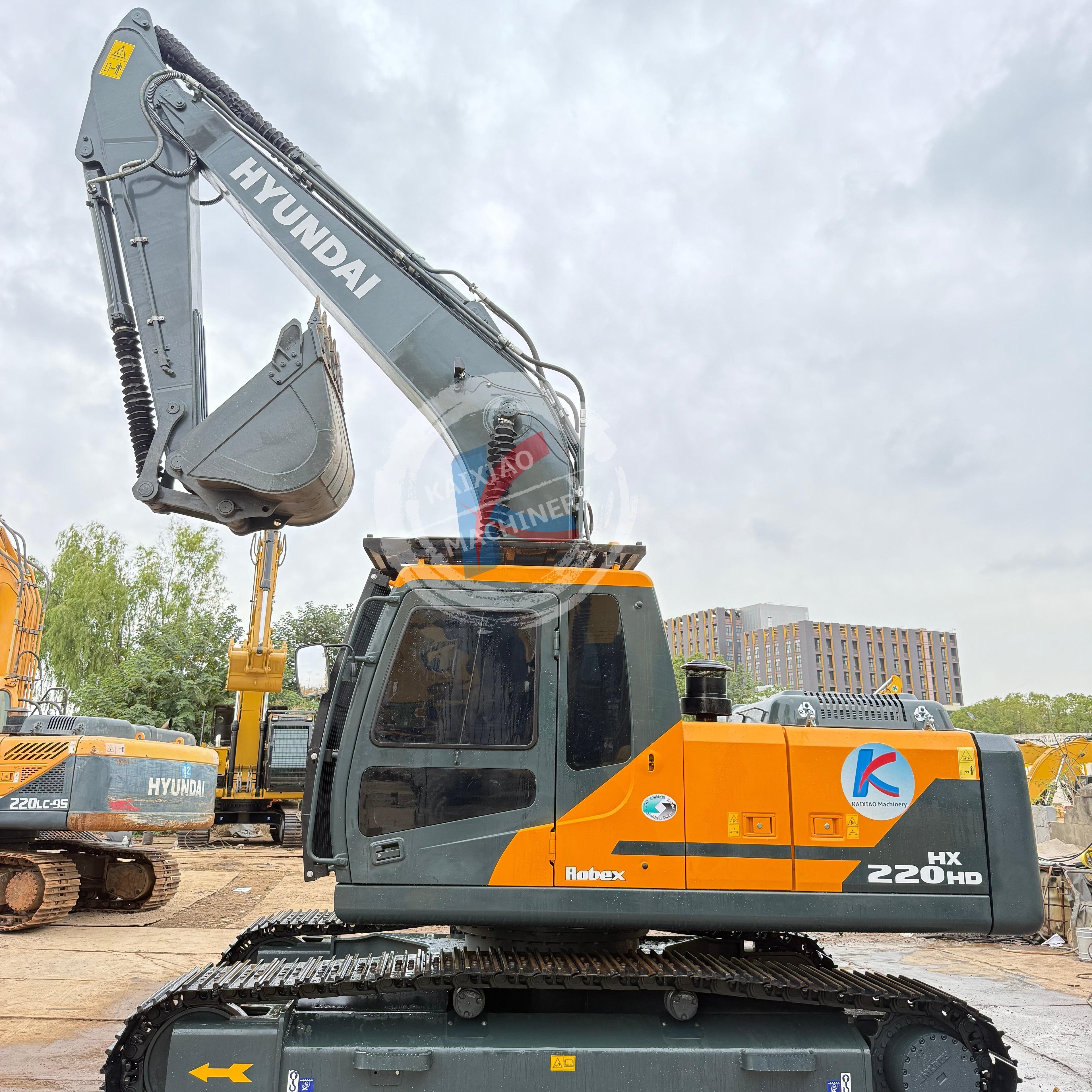 HYUNDAI HX220HD CUMMINS ENGINE EXCAVATOR